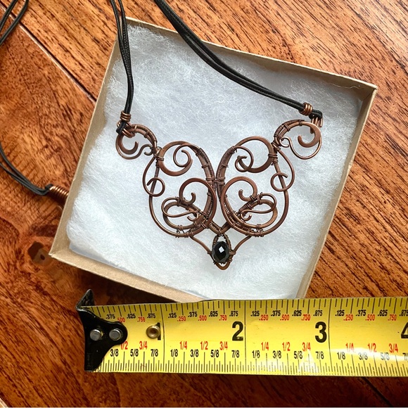 Elegant Copper Wire Necklace with Black Accent - Picture 3 of 3